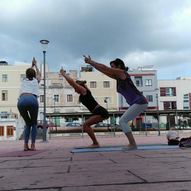 Yoga plaza del pueblo